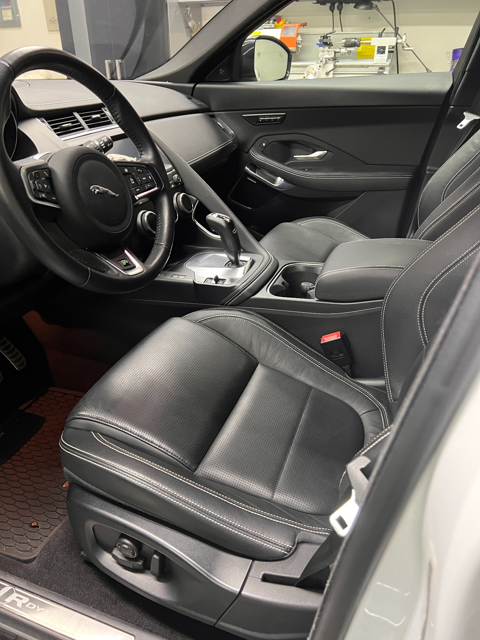 Jaguar E-PACE — Driver’s cockpit