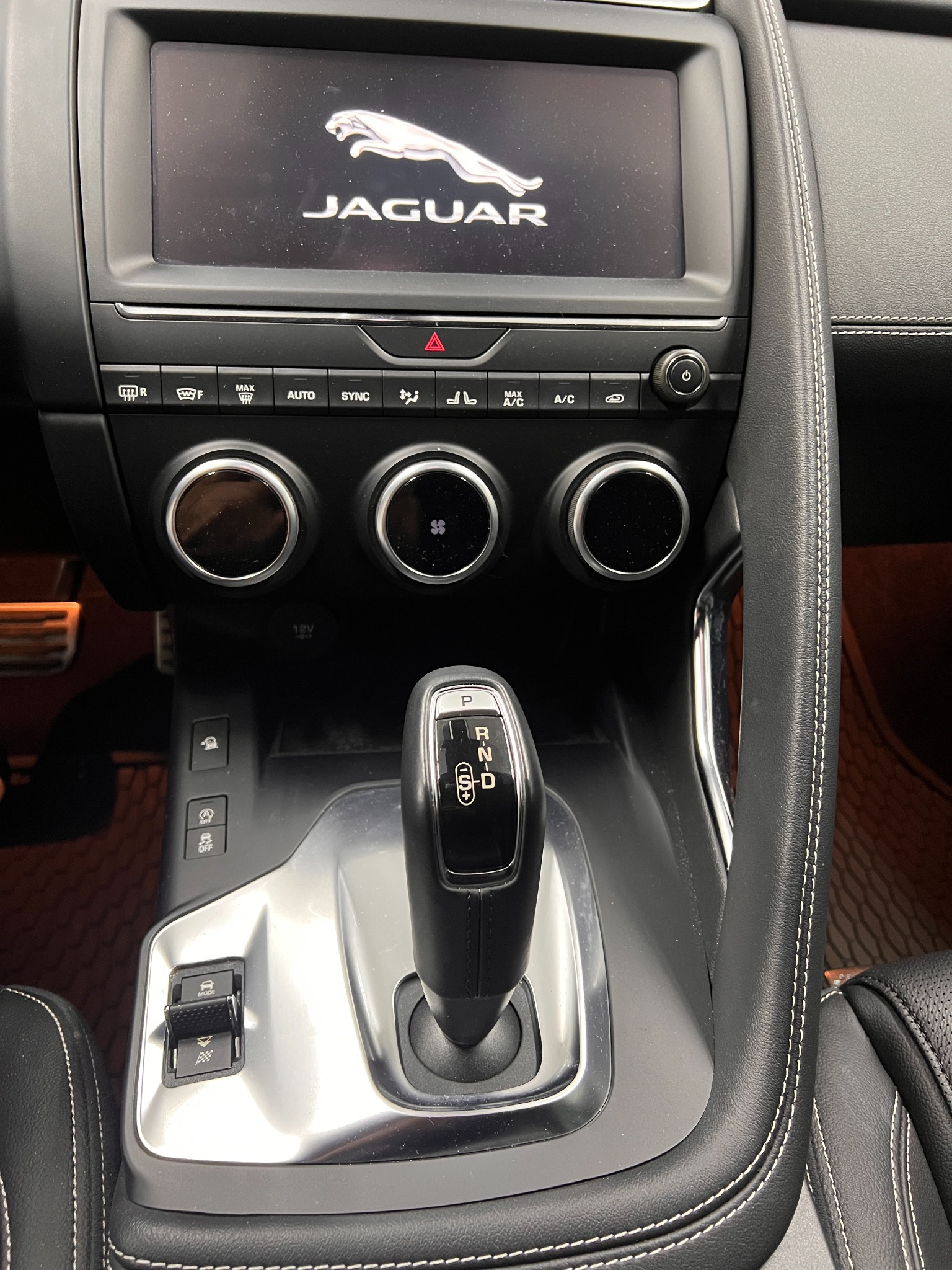 Jaguar E-PACE — Touchscreen and centre console