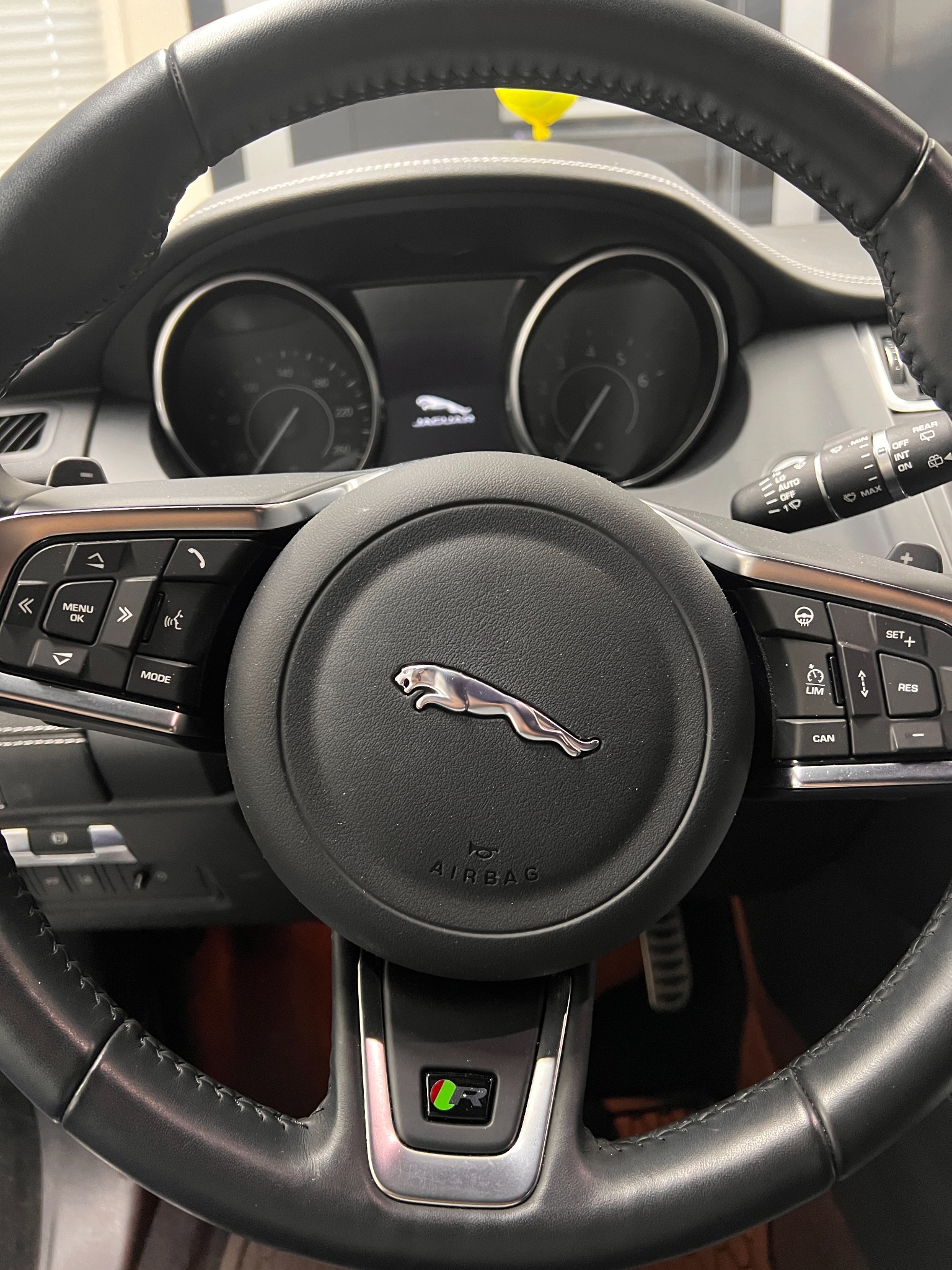 Jaguar E-PACE — Steering wheel and instruments