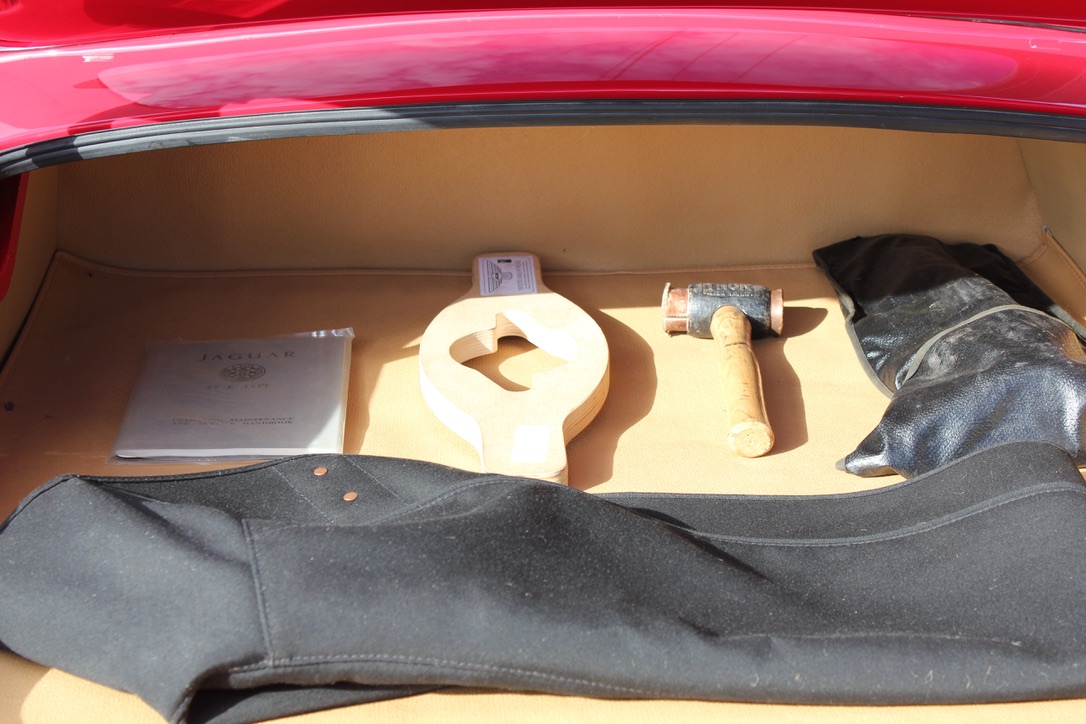 Fitting the luggage compartment trim